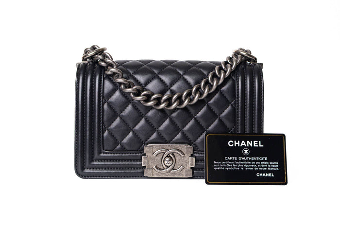Cartera Chanel Boy negra con su tarjeta de autenticidad