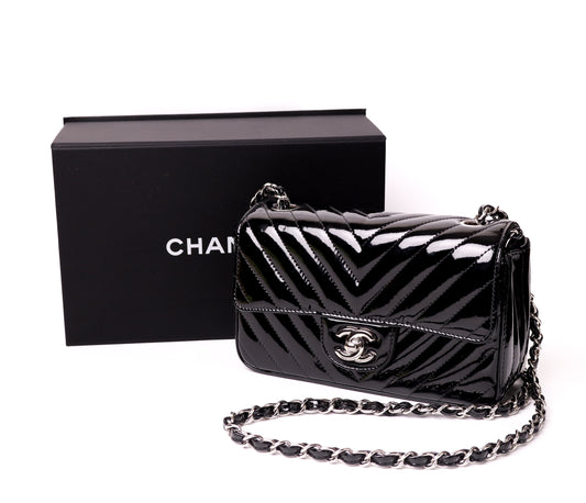 PATENT CALFSKIN CHEVRON QUILTED MINI FLAP BLACK