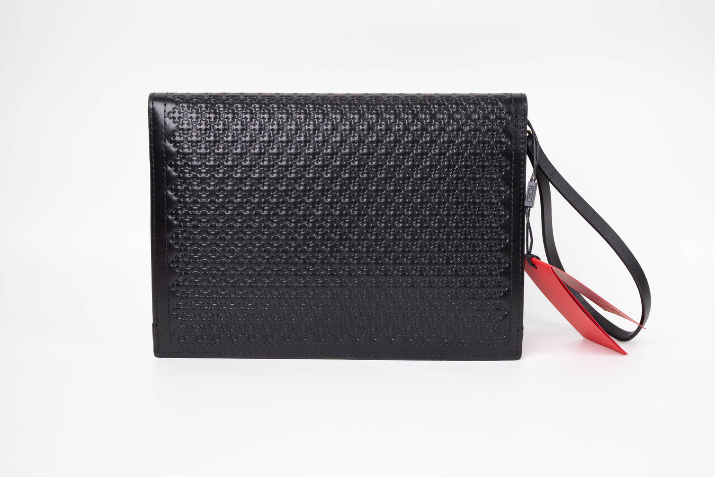 CLUTCH CH DE CUERO NEGRO CON INICIALES PERFILADOS