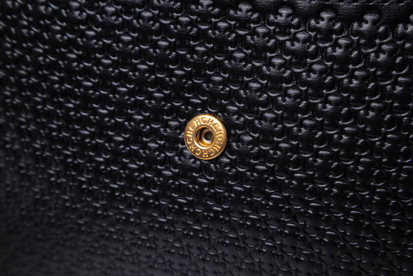 CLUTCH CH DE CUERO NEGRO CON INICIALES PERFILADOS