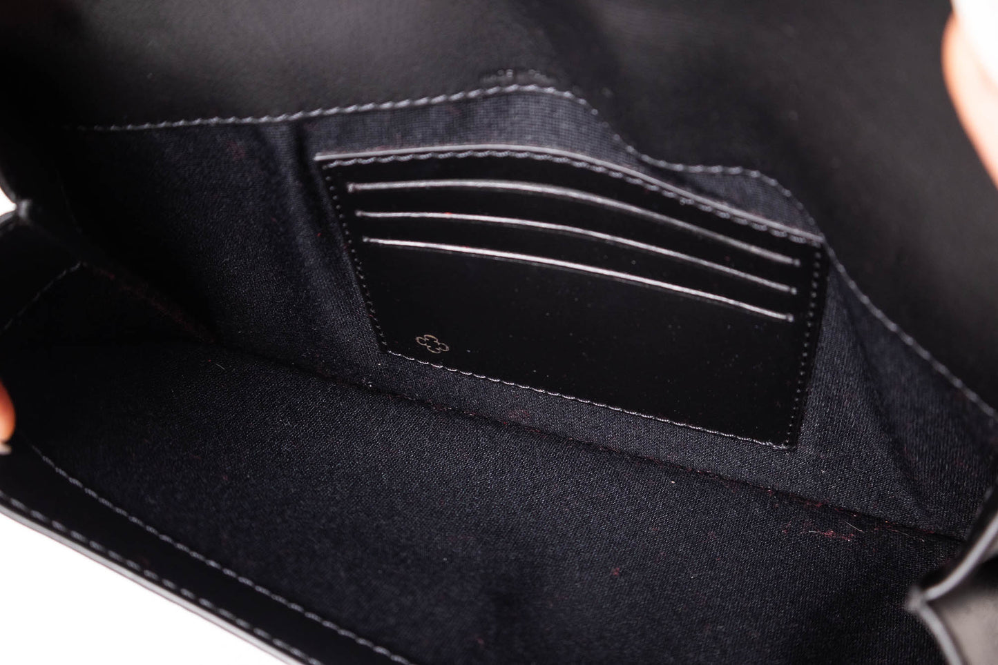 CLUTCH CH DE CUERO NEGRO CON INICIALES PERFILADOS