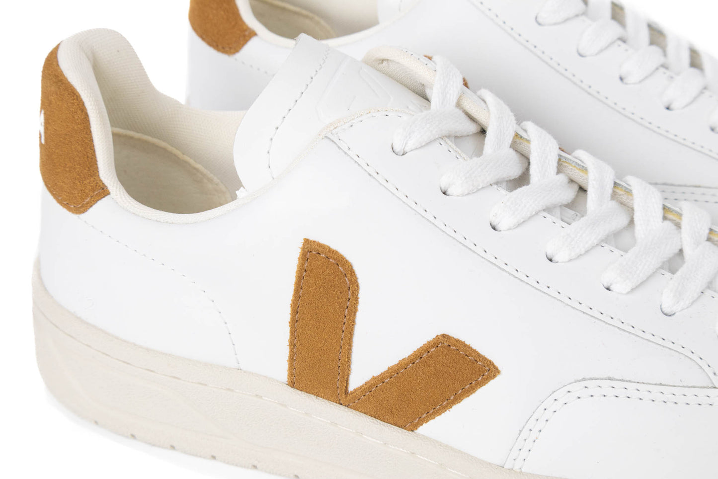 VEJA V-12 LEATHER WHITE CAMEL